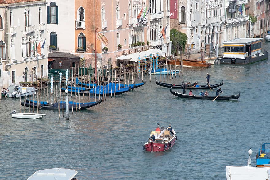 Italien, Venedig, Canal Grande, Kanal, Stadt, Häuser, Boote, Gondeln, Wasserfahrzeug, Reise, berühmter Platz