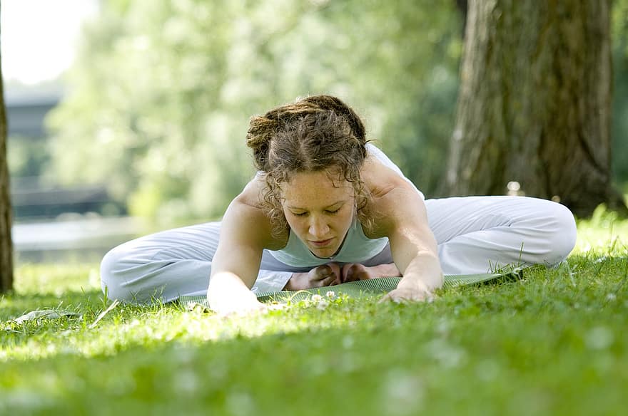 yoga, asana, sport, méditation, attitude, concentration, relaxation, femelle, corps, étendue, muscle
