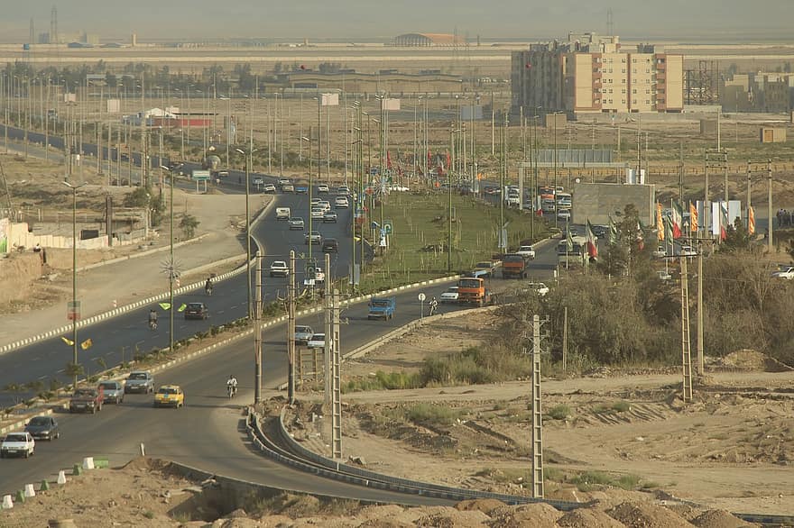 Irán, Qom, város, út, sugárút, országút, forgalom, épületek, autó, szállítás, több sávos autópálya