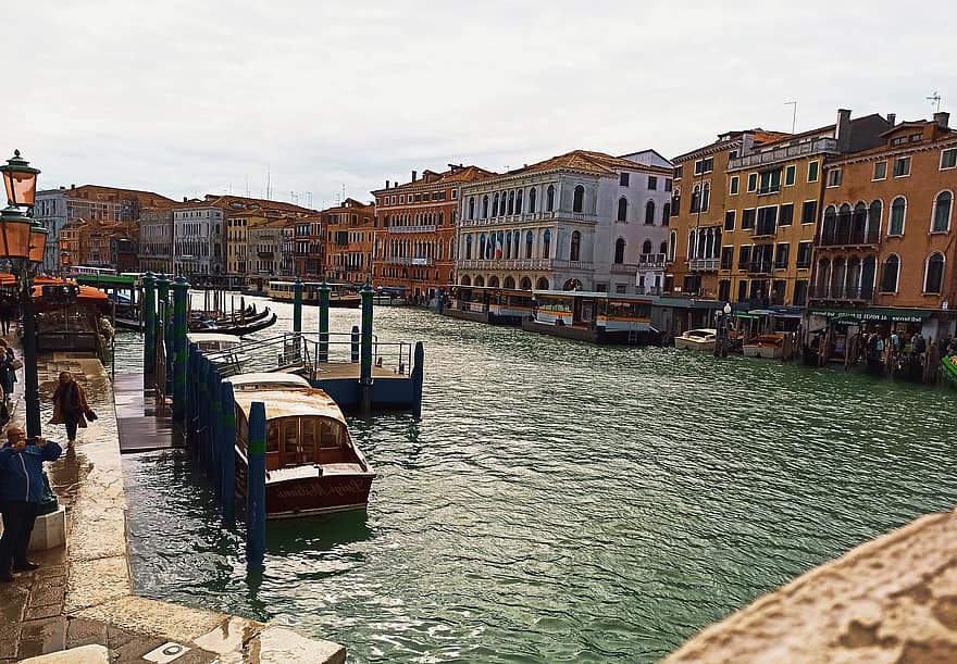 السفر ، السياحة ، مدينة البندقية ، إيطاليا ، مكان مشهور ، سفينة بحرية ، قناة ، هندسة معمارية ، ماء ، وجهات السفر ، سيتي سكيب