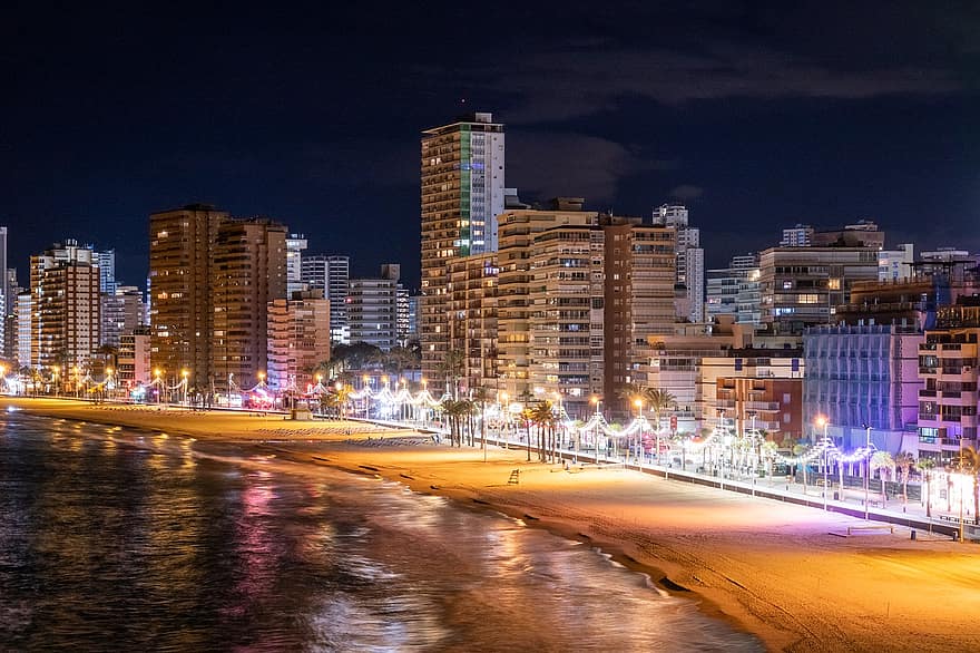 Levante, strand, éjszaka, Benidorm, Spanyolország, városkép, láthatár, szürkület, felhőkarcoló, városi látkép, híres hely