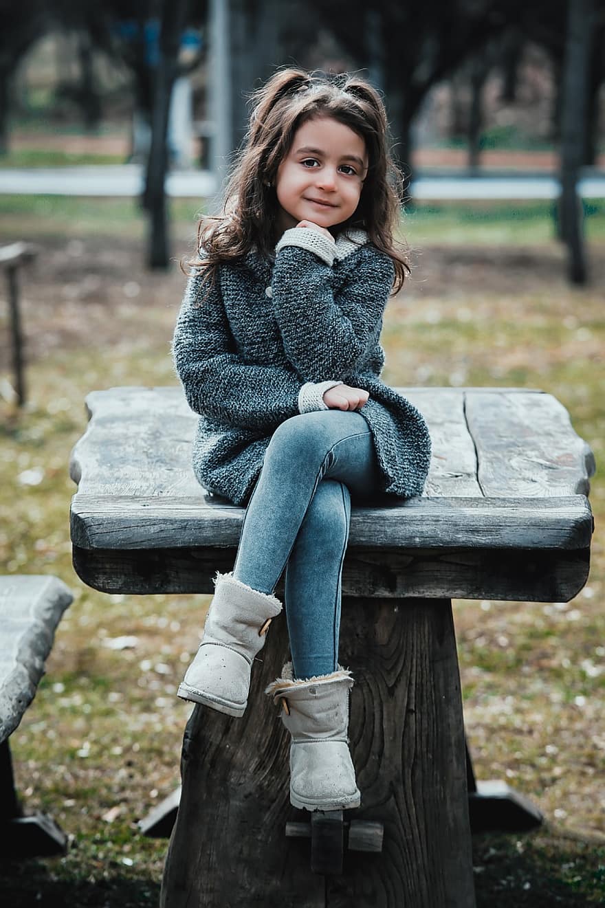mała dziewczynka, godny podziwu, park, skrzyżowane nogi, dziecko, Natura, drzewa, piknik, na dworze, jedna osoba, uśmiechnięty