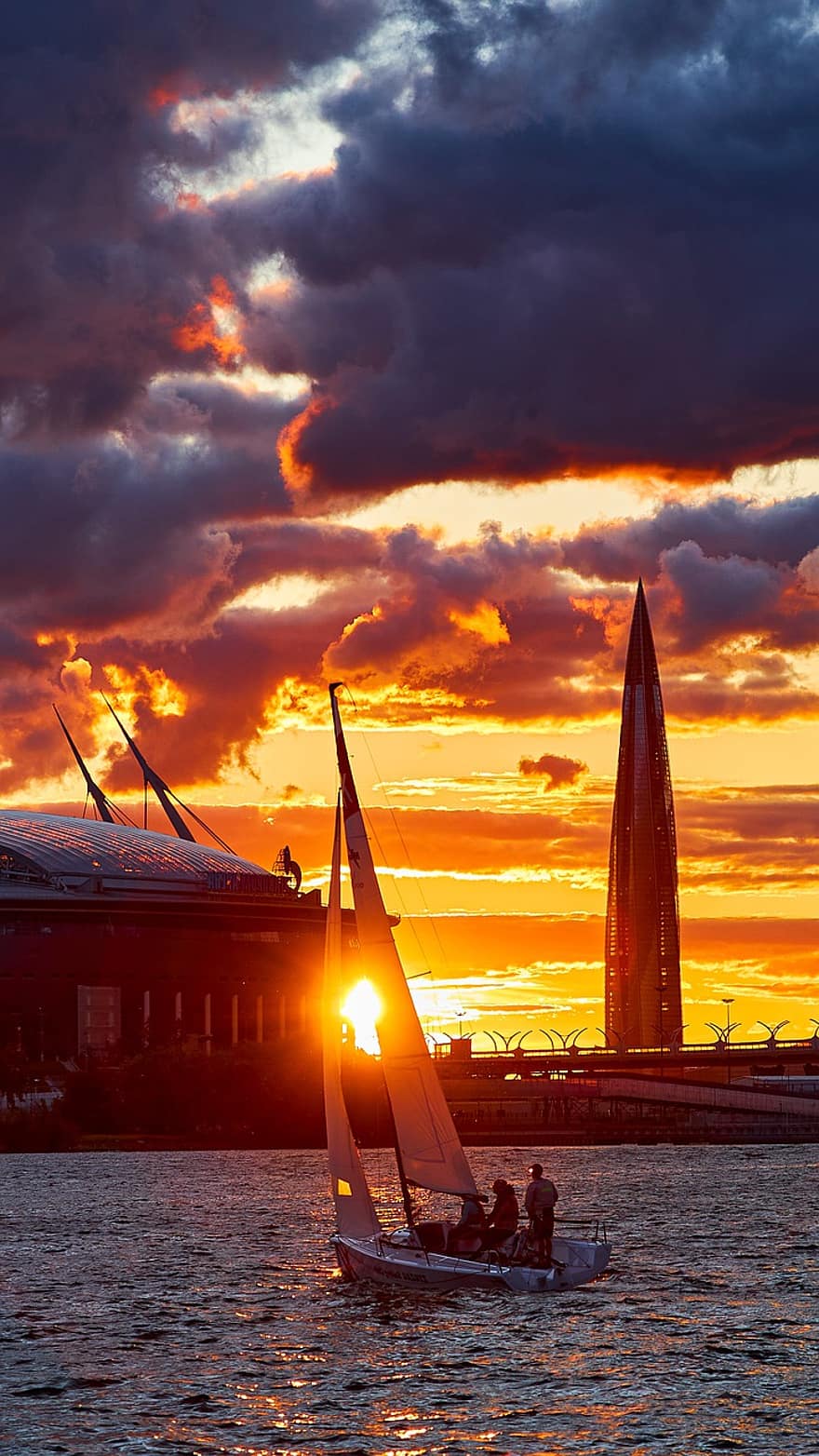 Yacht, stadion, skyskrapa, solnedgång, St. Petersburg, ryssland, sommar