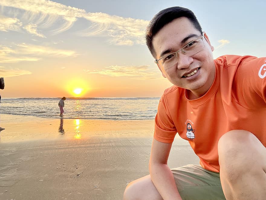 mężczyzna, selfie, plaża, wcześnie rano, wschód słońca, morze, ocean, Wietnam, vung tau, mężczyźni, lato