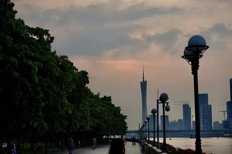 Guangzhou Tower, Guangzhou, západ slunce, promenáda, město, park, moře, panoráma města, architektura, mrakodrap, soumrak