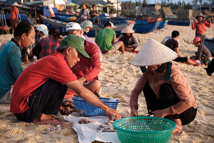 Рыбацкая деревня, пляж, рынок, утро, ежедневная жизнь, люди, за работой, морское судно, корзина, культуры, для взрослых