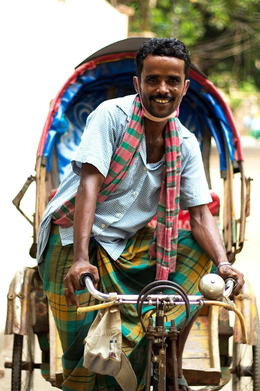 Daka, Bangladešas, rikša, vyrai, vienas asmuo, suaugusiųjų, šypsosi, dviračiu, žiūri į fotoaparatą, gyvenimo būdą, realūs žmonės