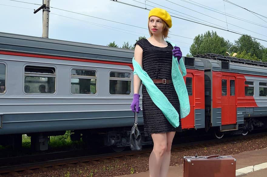 vlak, dívka, vinobraní, železnice, retro, kufr, šaty, železniční přeprava, zavazadla, pohyb, stanice