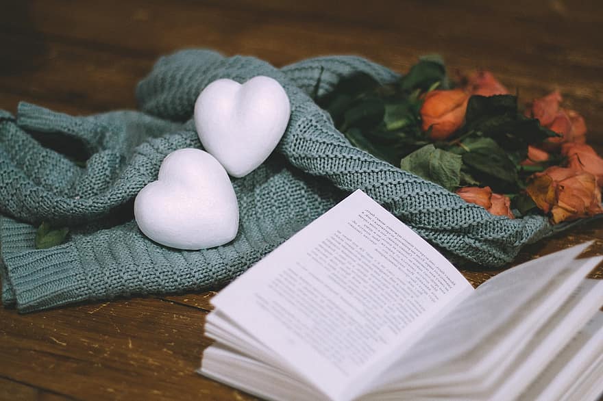 San Valentino, libro, natura morta, accogliente, amore, romanza, legna, a forma di cuore, autunno, lettura, tavolo