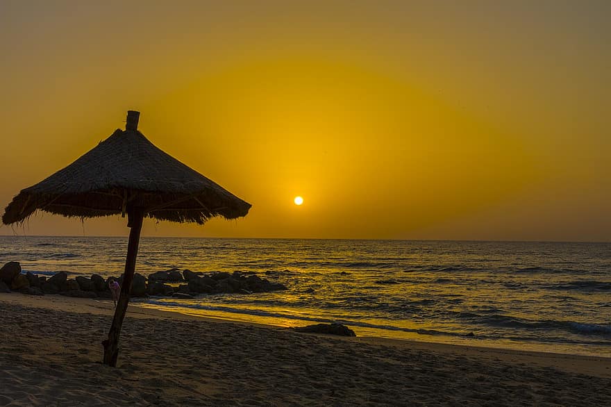 Африка, пляж, заход солнца, пейзаж, море, океан, зонтик от солнца, день отдыха, Сенегал
