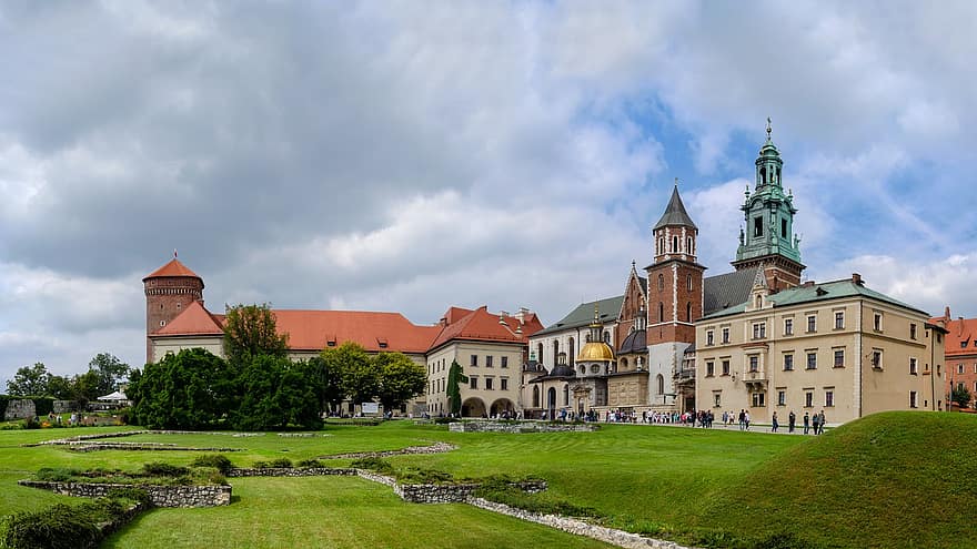 castillo, catedral, Cracovia, paisaje, nubes, hierba, multitud, gente, arquitectura