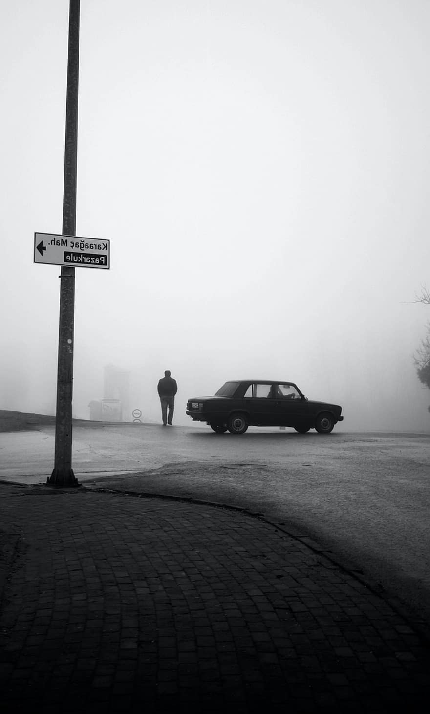 muž, silnice, auto, mlha