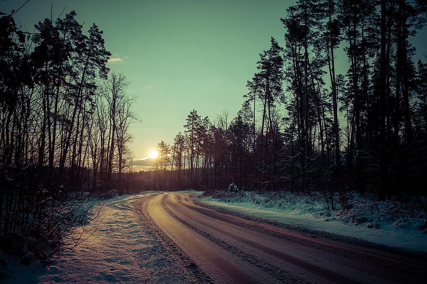 la carretera, arboles, invierno, amanecer, puesta de sol, Dom, luz del sol, nieve, bosque, autopista, pavimento