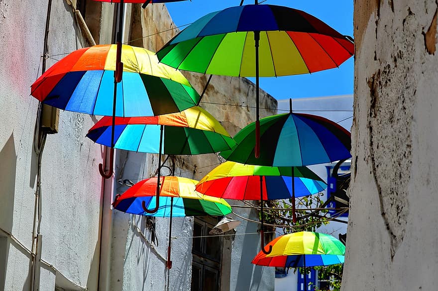 parasoller, bakgate, by, paraplyer, gate, beskyttelse mot solen, gamleby, fargerike paraplyer, Hellas, naxos