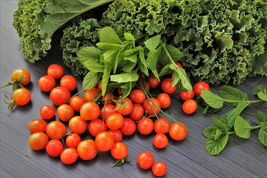 Cherry-tomaten, sla, basilicum, salade, vers, biologisch, voeding, groenten, vegetarisch eten, voedsel, vitaminen