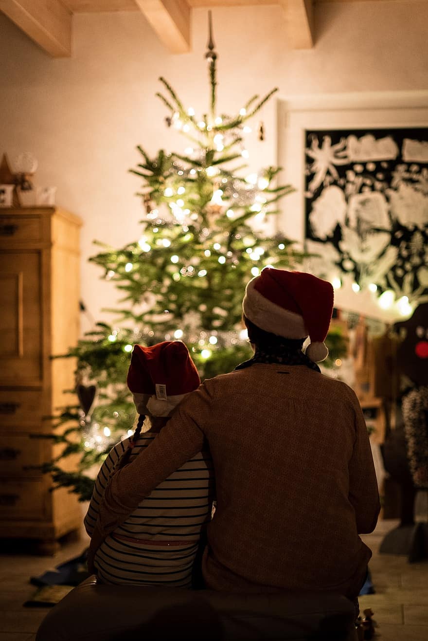 クリスマス、祝う、家族、休日、クリスマスツリー、サンタの帽子、クリスマスのお祝い、親、娘、子、一緒に