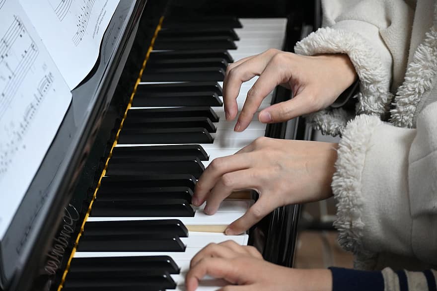 hangszer, zongora, zene, tehetség, zenész, játszik, tanulás, zongora billentyű, közelkép, gyakorló, emberi kéz