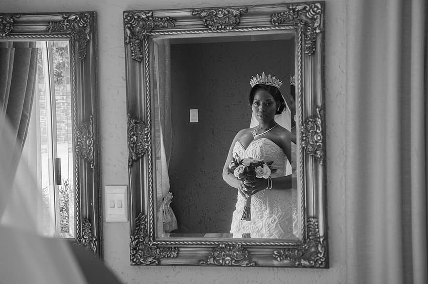 svart kvinne, kvinne, brud, brudekjole, bryllupskjole, speil, refleksjon, speiling, speilrefleksjon, Svart brud, hvit kjole