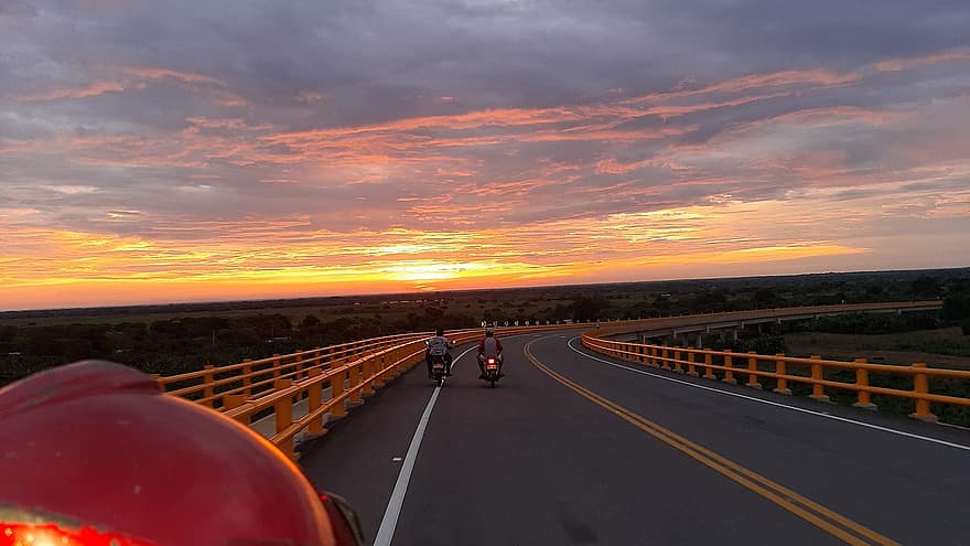 út, híd, napnyugta, motorkerékpárok, országút, tájkép, horizont, ég, felhők, napfény