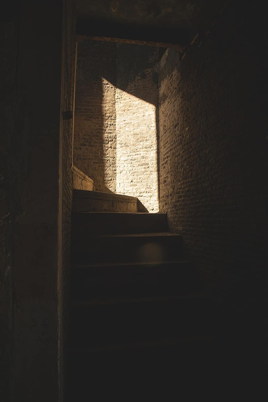 temná chodba, schodiště, schody, kroky, architektura, interiér, uvnitř, zeď, stavební prvek, starý, temný