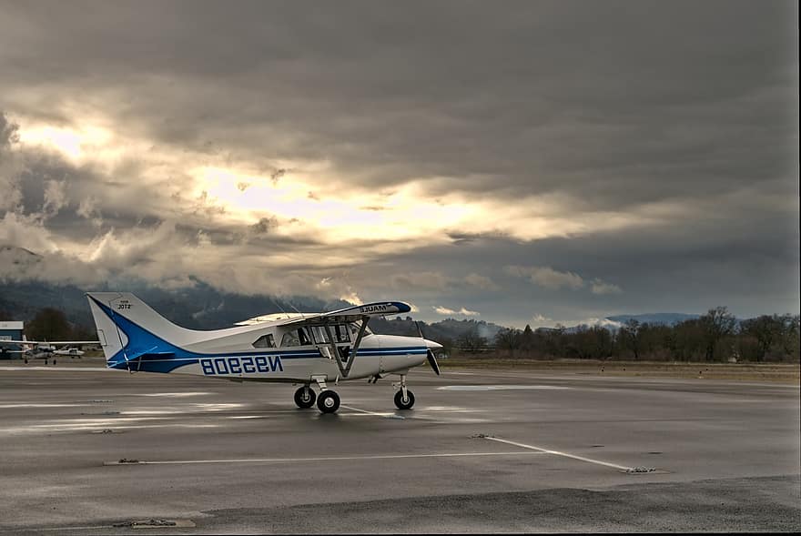 avião, Maule M-7, biplano, avião pequeno, pequeno avião, aeronave, aviação, aeroporto, alcatrão, nuvens, céu nublado