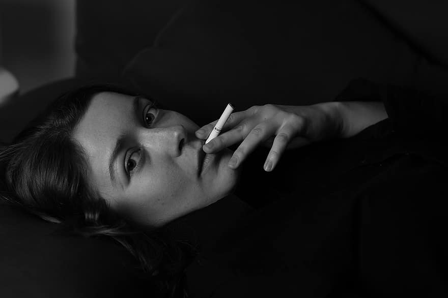 жена, цигара, пушене, дим, никотин, млад, портрет, ръка, пристрастяване, навик, здраве
