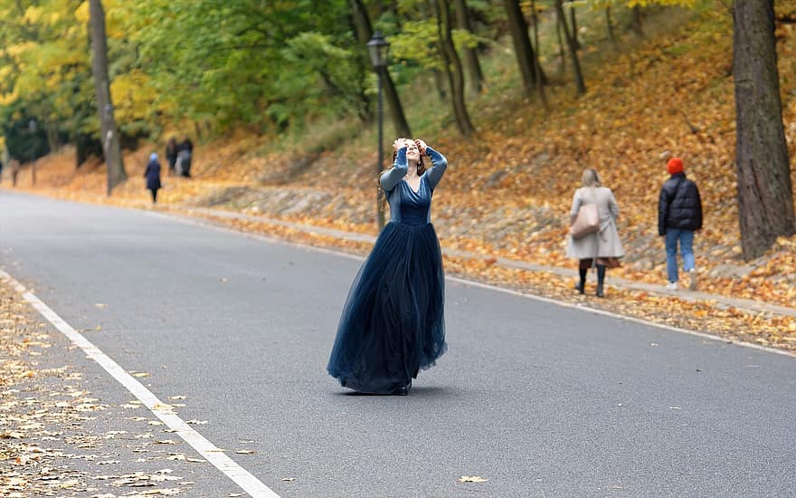 mulher, vestir, estrada, menina, caminhando, folhas caídas, ao ar livre, parque, natureza, outono