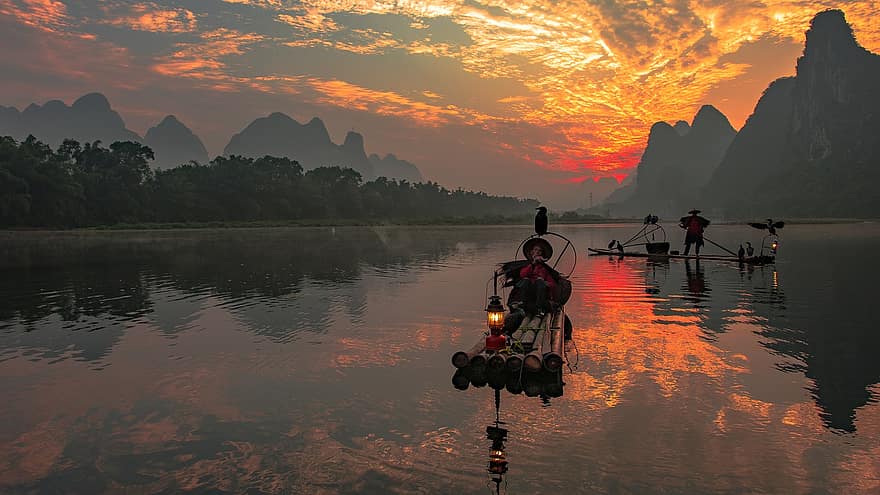 Aalscholver vissers, zonsopkomst, rode lucht, reflectie, guilin, yangshuo, China, li rivier, gloed, ochtend-, landschap