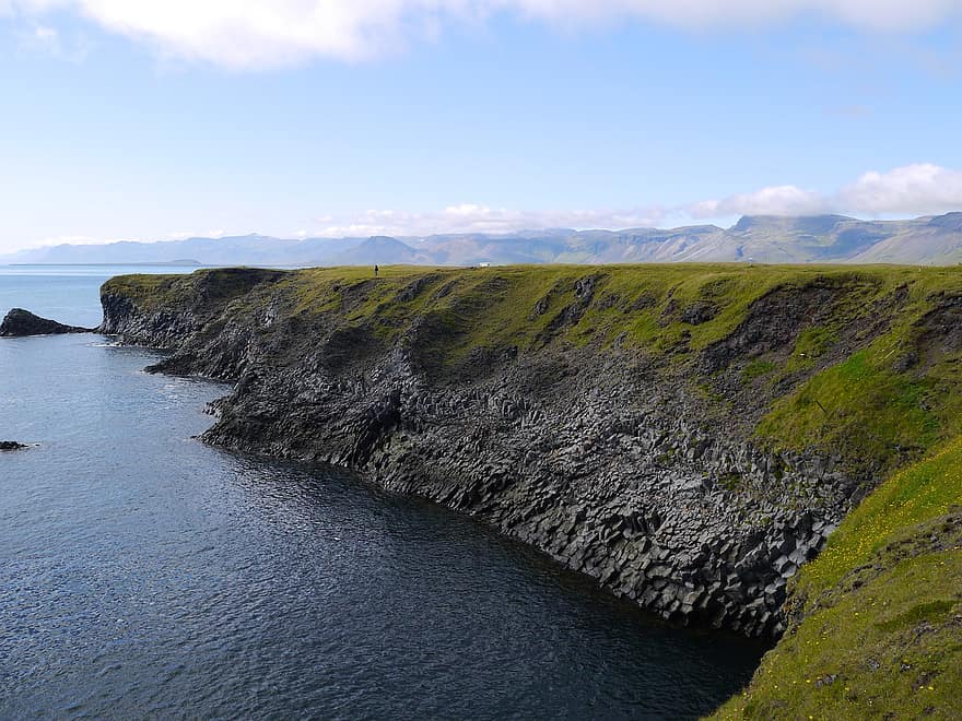 Īslande, bazalta kolonnas, jūra