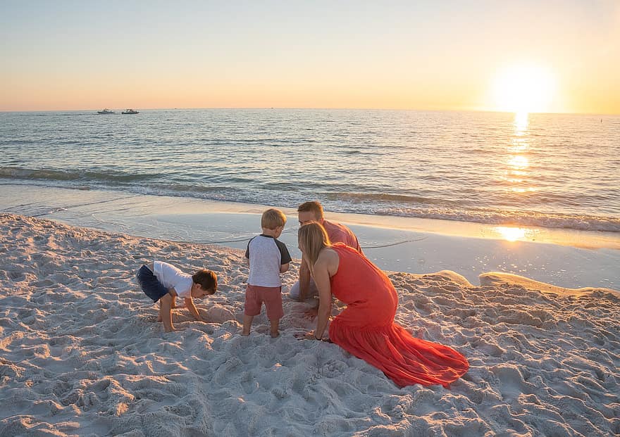 rodina, pláž, západ slunce, šťastný, dovolená, hrát si, děti, pár, matka, otec, milovat