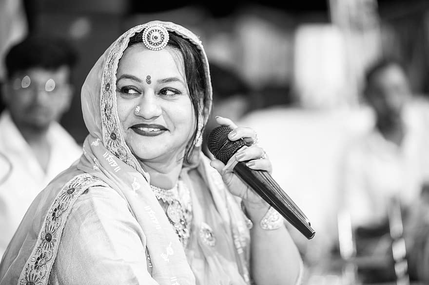 sanger, Asha Vaishnav Singer, indisk sanger, mic, scene præstation, Scene billeder, scenespil, Bhajan, sang, Indiske billeder, Anil Sain Nagaur