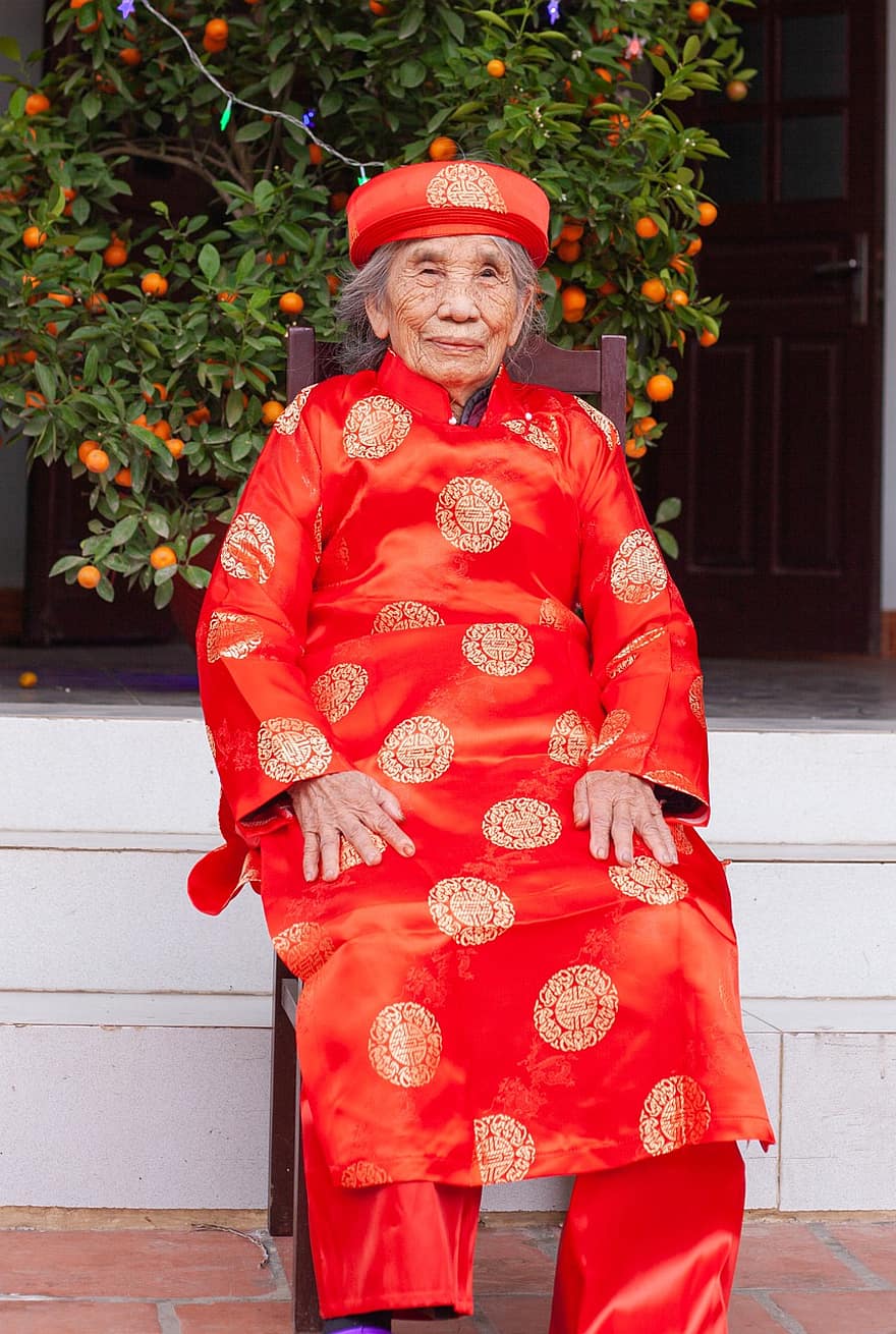 anciana, ao dai, cumpleaños, Vietnam, ropa tradicional, mujer, sonriente, adulto, una persona, alegre, culturas