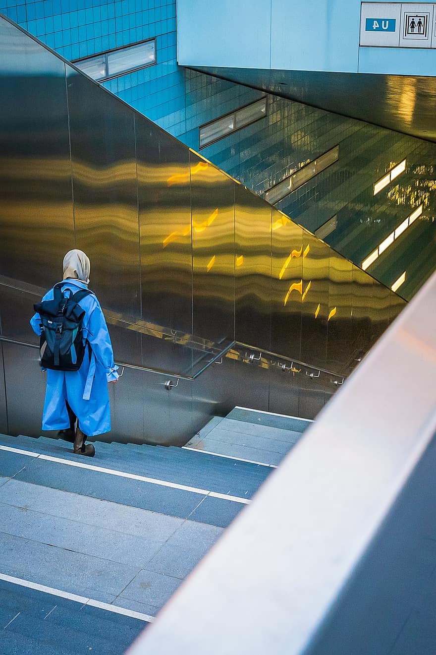 mulher, metrô, trem, urbano, estação, lenço de cabeça, escadas, sozinho, solitário, mochila, caminhar