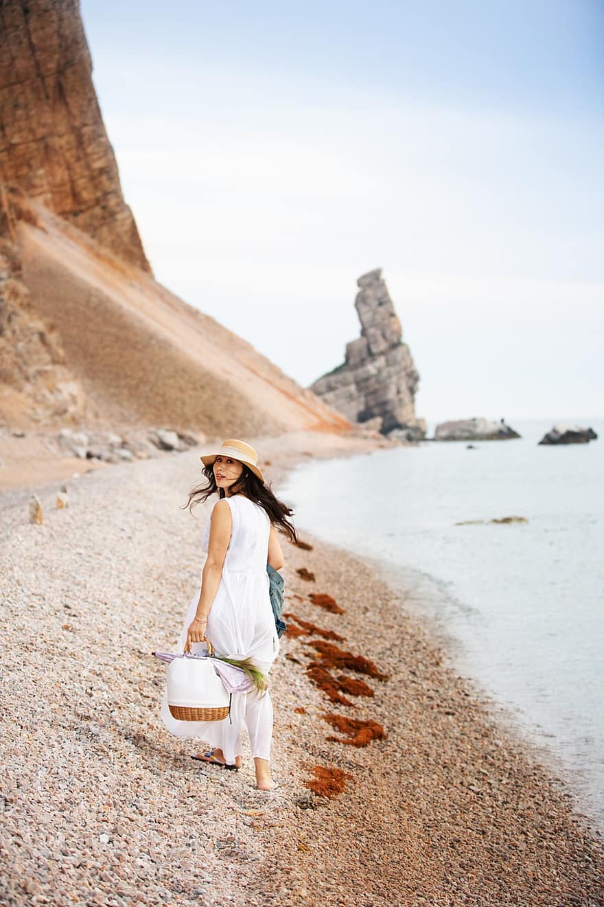 महिला, समुद्र तट से चलना, बीच, समुद्र, समुद्र के द्वारा चलना, सफेद पोशाक, प्रकृति, महिलाओं, छुट्टियों, गर्मी, यात्रा