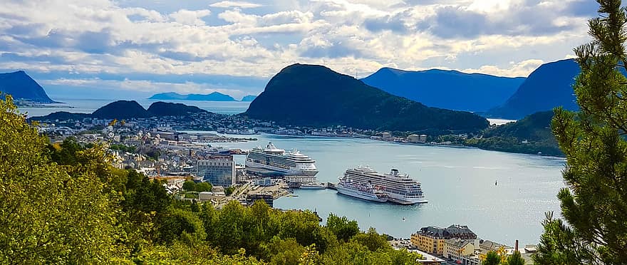 barcos, Puerto, Alesund, Noruega, pueblo, mar, cruceros, montañas