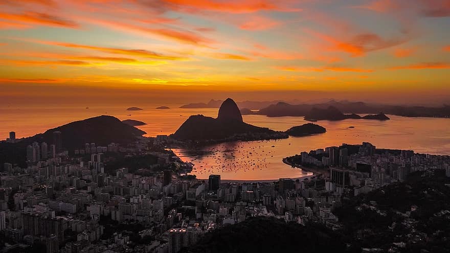 Рио де Жанейро, град, залез, слънчева светлина, панорама, море, океан, крайбрежие, брегова линия, планини, сгради