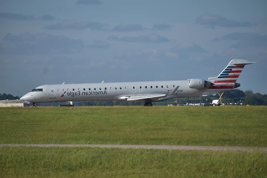 American Eagle Airlines, Amerikas karoga logotips, zāli, mākoņains, labs laiks, Hjūstona, Teksasa, ASV, Viljama Hobija lidosta, Aviācija 2021.–2022, lidmašīnā, plakne, ilgi