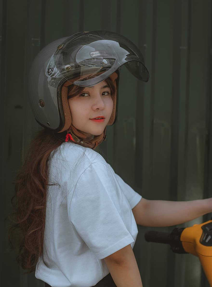 mujer, casco, motocicleta, motorista, asiático, mujer joven, retrato, hembra, piloto de motocicleta