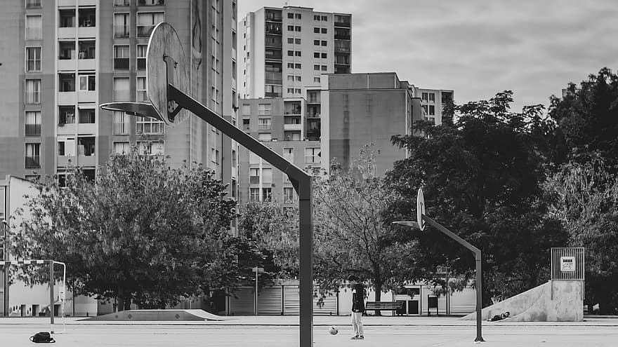 sport, basketball, gratte ciel, Urbain, architecture, noir et blanc, extérieur du bâtiment, structure construite, paysage urbain, la vie en ville, personne