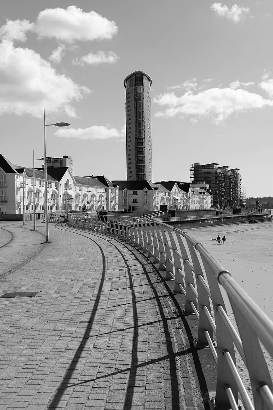 ringhiere, spiaggia, Torre, appartamenti, architettura, persone, Swansea, Galles, UK, bianco e nero, posto famoso