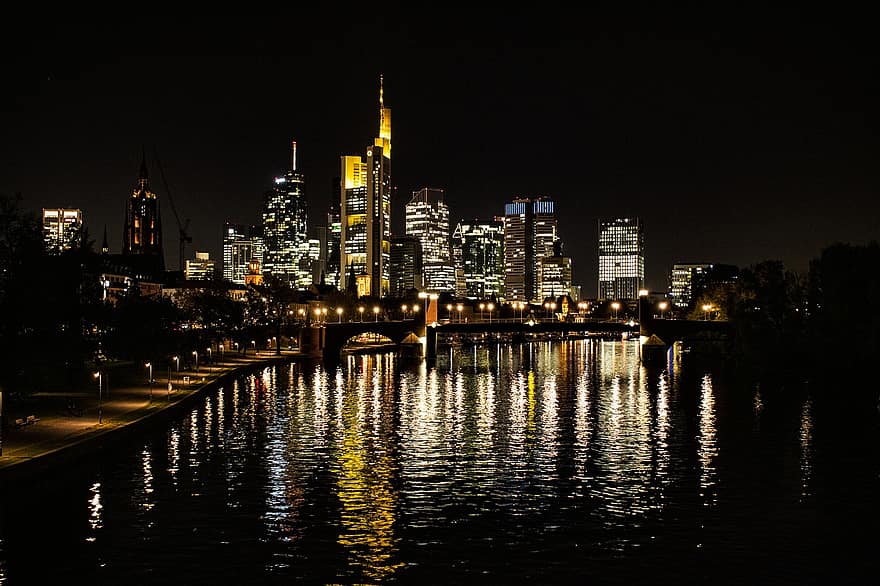 város, épületek, utazás, idegenforgalom, építészet, Frankfurt, éjszaka, láthatár, felhőkarcoló, városkép, városi látkép