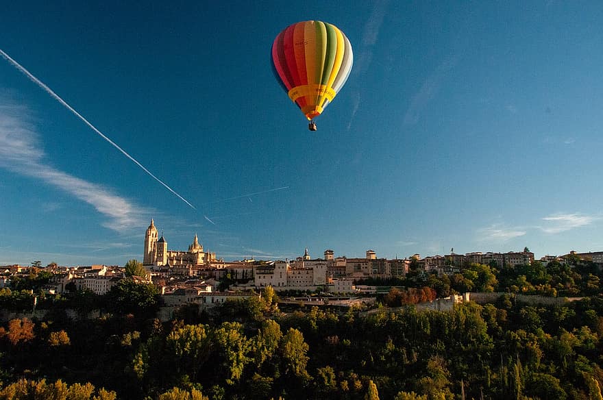 Segovia, espanya, globus d'aire calent, ciutat