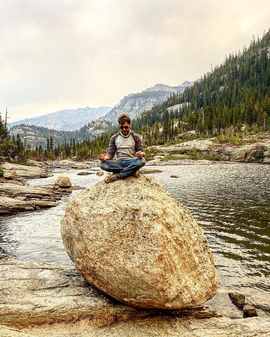 رجل ، صخرة ، بحيرة ، يجلس ، سائح ، المسافر ، راحة ، عطلة ، السفر ، التنزه ، طبيعة