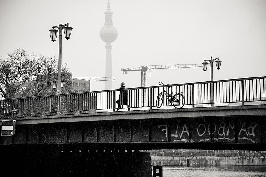мост, туман, Берлин, телевизионная башня, город, монохромный