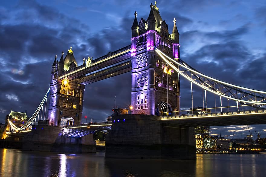 جسر لندن ، معلم معروف ، السياحة ، السفر ، لندن ، إنكلترا ، هندسة معمارية ، إضاءة