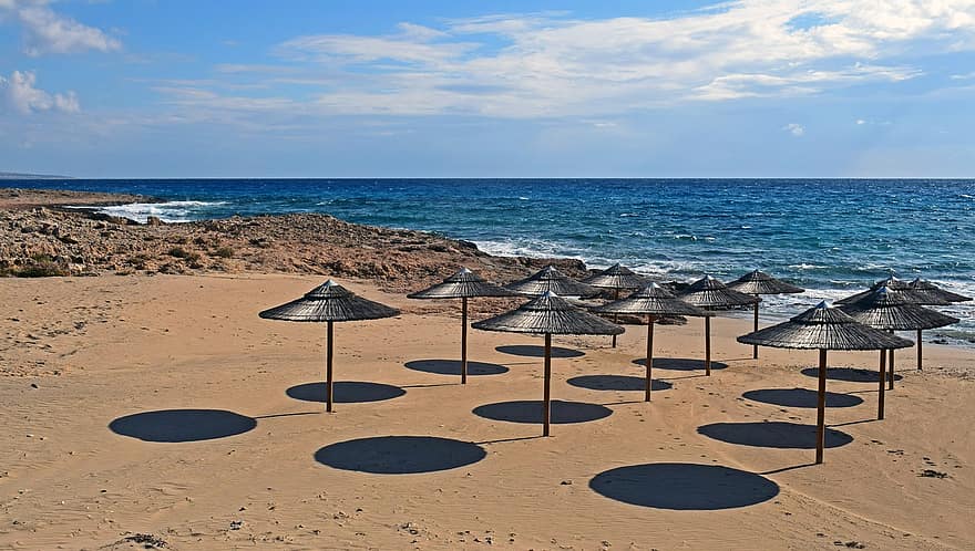 plage, plage de sable, plage vide, parapluies, mer, paysage, Ayia Napa, le sable, été, littoral, les vacances