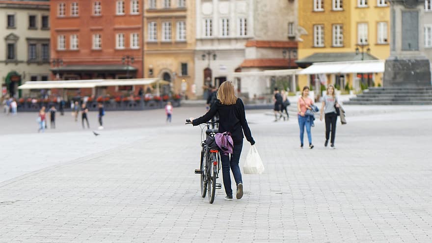 sieviete, persona, velosipēdu, pastaigas, segums, kvadrāts, ēkām, vēsturiska, vecpilsēta, Warsaw, vintage