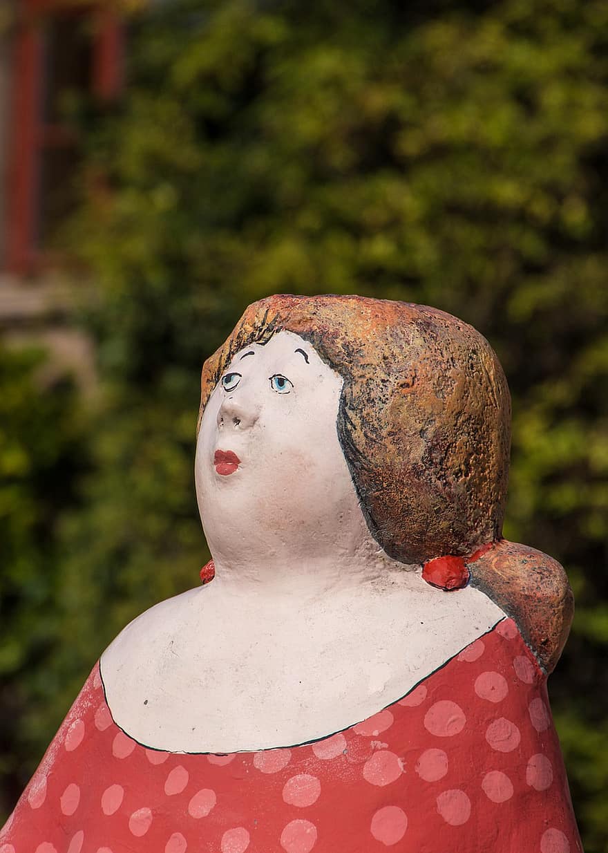 statua della donna, scultura di donna, parco