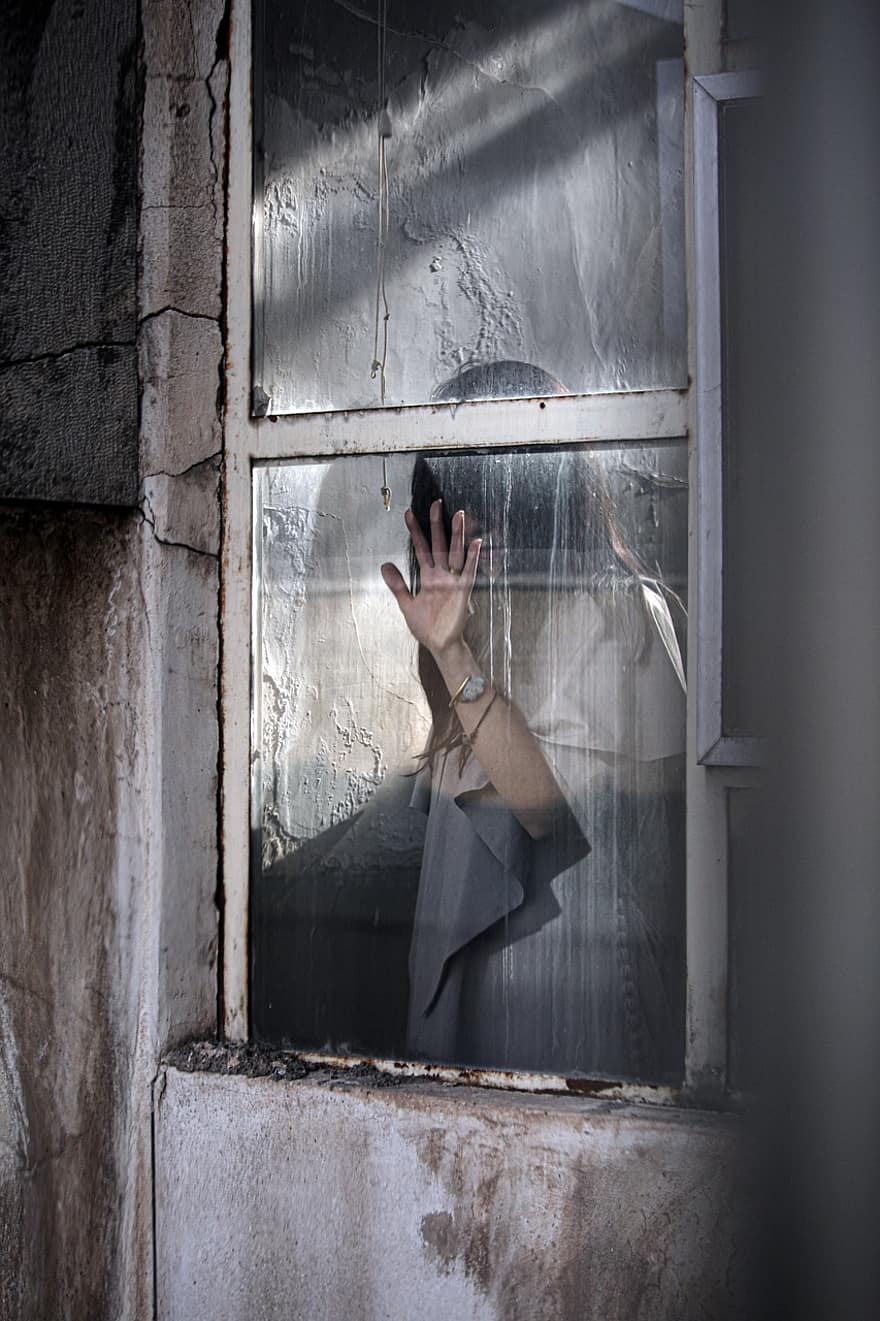 이란 여성, 버려진 건물, 창문, 한 사람, 여자들, 성인, 실내, 비애, 남자, 외로움, 젊은 성인