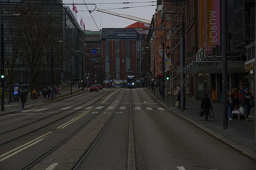 piese, tramvai, oraș, arhitectură, Finlanda, trafic, viata de oras, peisaj urban, mașină, noapte, exteriorul clădirii